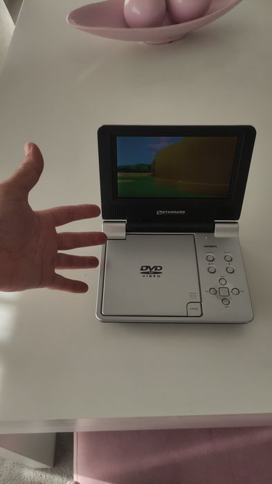 Mini DVD portátil em excelente estado e a funcionar perfeitamente.64564211792001121