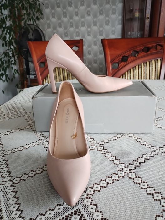 Eleganckie prawie nowe czółenka Wojas