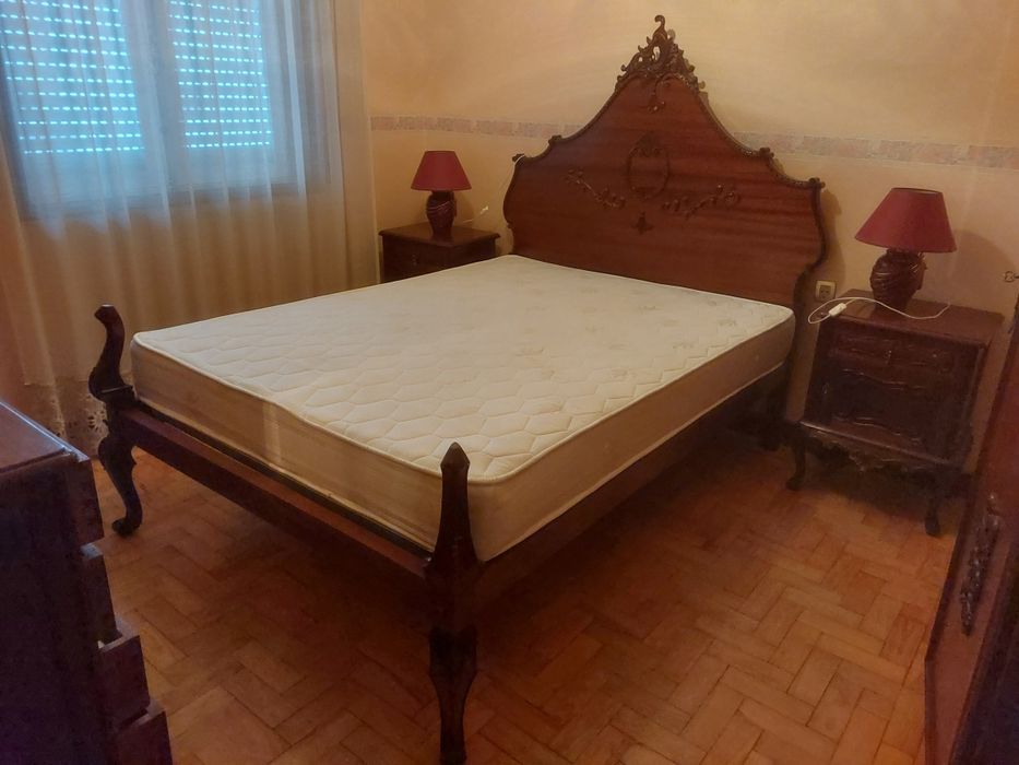 Cama com 2 camiseiros e cómoda.