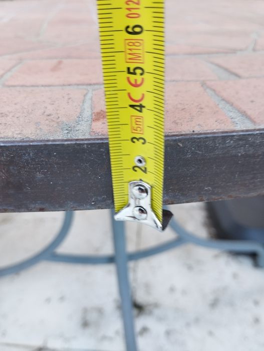 Mesa de jardim com revestimento em cerâmica (110cm)