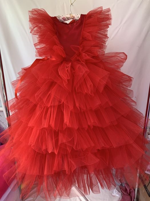 Сукня червона на 5-6 рокiв пишна нарядна на день народження