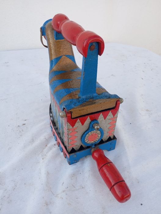 Ferro de engomar  a carvão com pintura especial