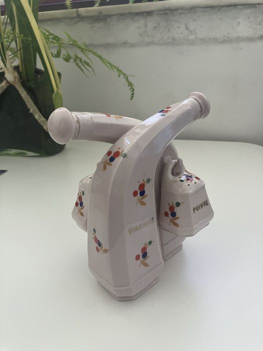 Galheteiro de porcelana