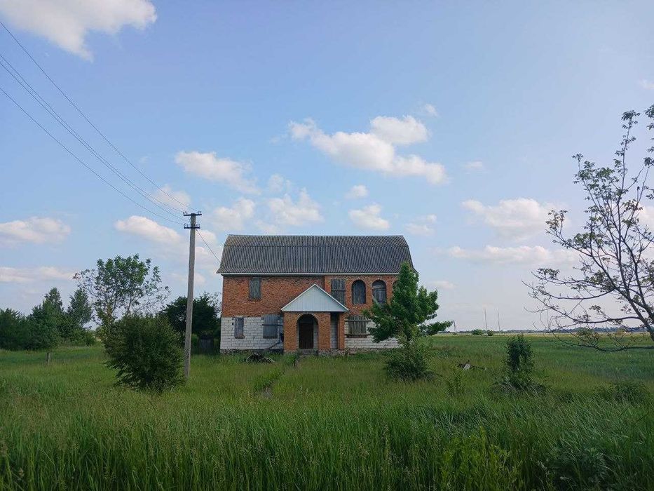 Продається будинок із земельною ділянкою біля траси Київ–Чоп