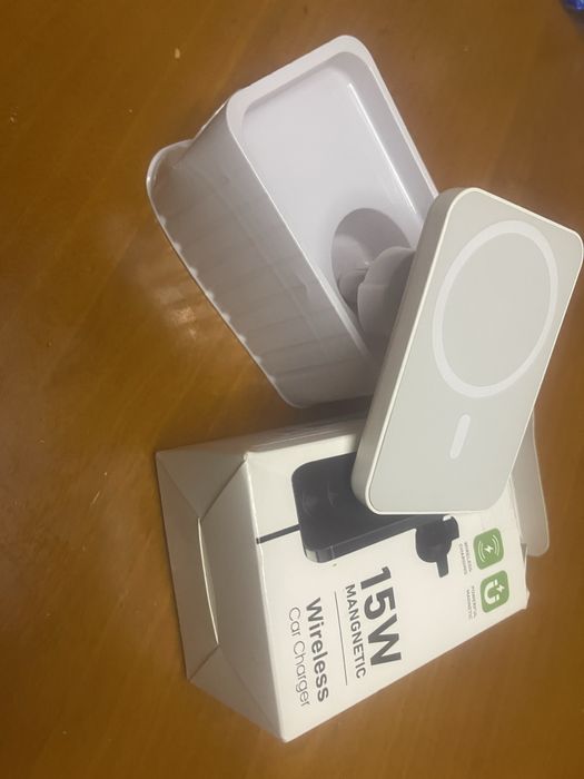 Тримач в авто з зарядкою MagSafe.