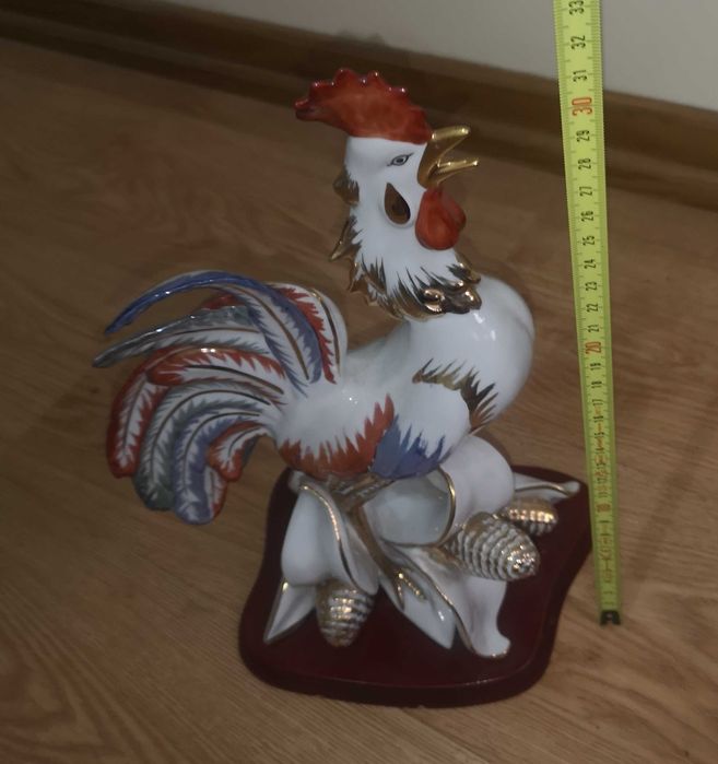 Galo com base em madeira