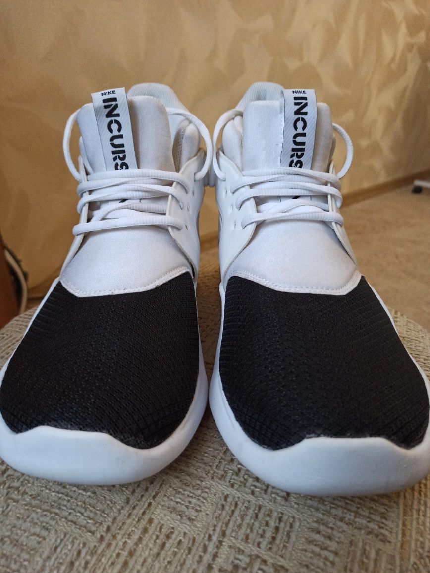 Nike hotsell incursion white