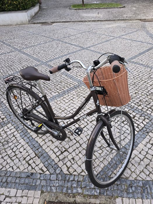 Bicicleta nova, com cesto e porta malas, mudanças de punho.