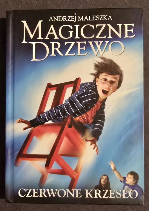 Magiczne drzewo. Czerwone krzesło