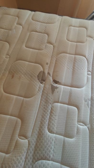 Cama com estrado e colchão 1.90x1.40
