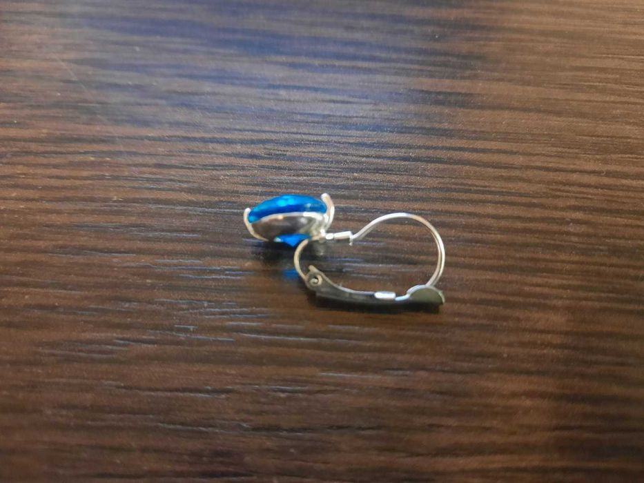Одна сережка с голубым камушком серьги бижутерия