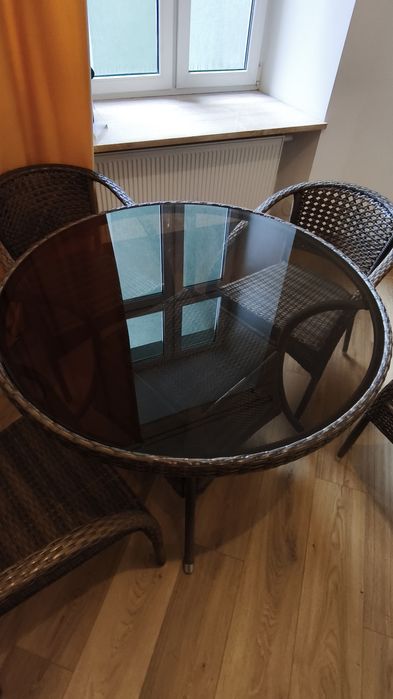 Stół ogrodowy z krzesłami.