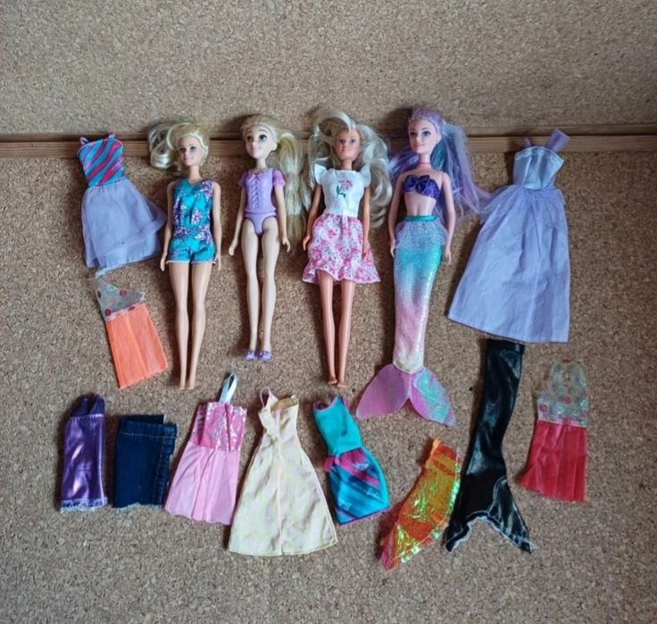 Bonecas com roupas. Conjunto