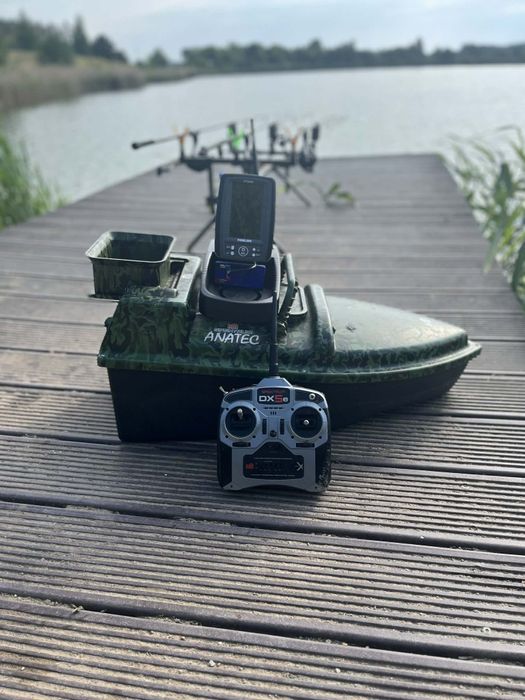 Łódka zanętowa z echosondą Toslon.