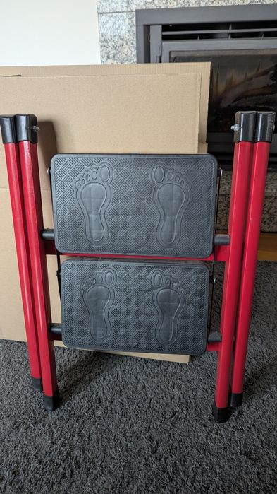 Mini escadote fácil de arrumar para casa. Excelente condição