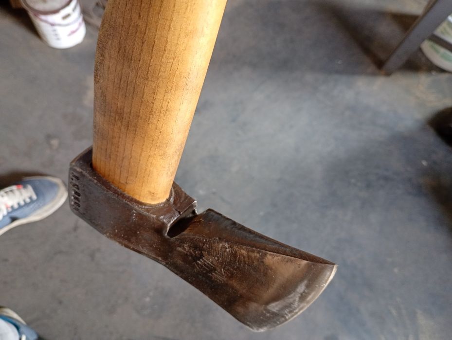 Ręcznie kuta siekiera ZMP 1,5kg / 60cm akacja