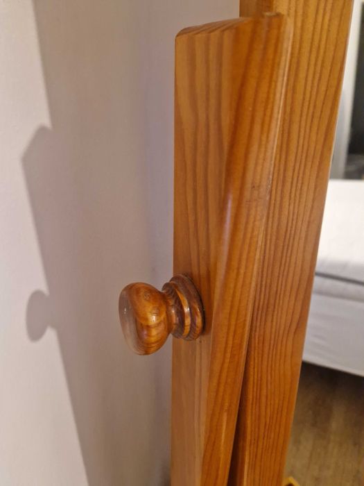 Espelho de quarto em Pinho