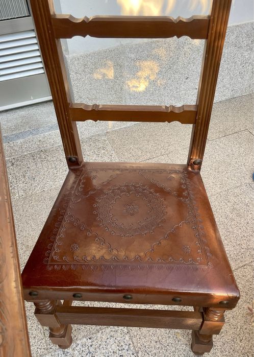 Mesa de Jantar Rústica em Madeira Maciça + 8 Cadeiras com Couro Trabalhado / Estilo Espanhol