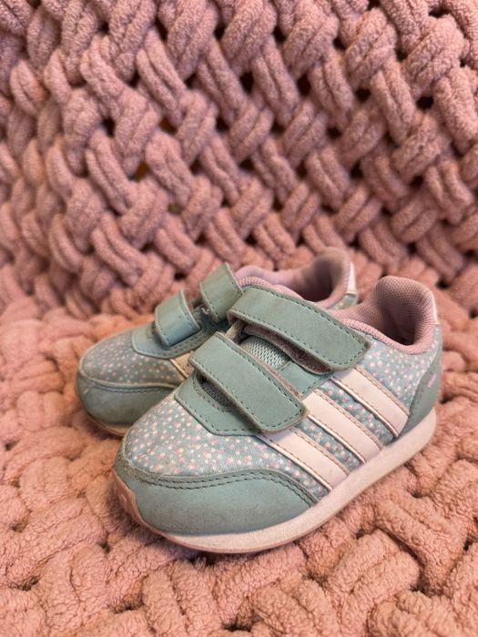 Продам взуття на дівчинку з незначним дефектами