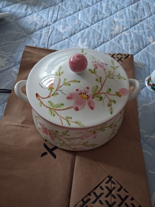Prato coberto pintado com flores
