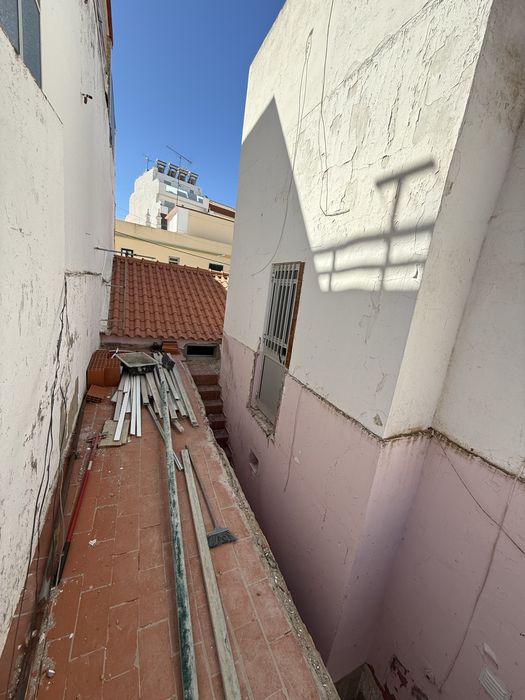 Arrenda-se– Moradia com 4 T1 + 1 T2 – 2.500€