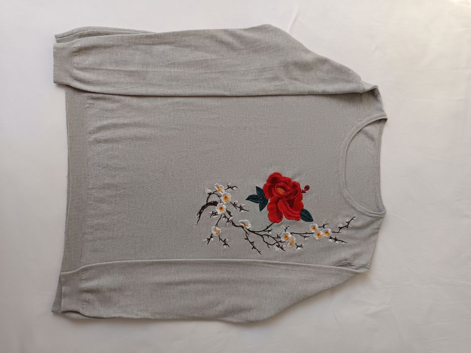 Sweter z wełny i kaszmiru z haftem