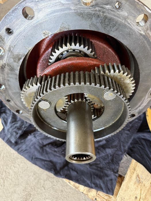 Reduktor obrotu sat 250/231 do koparki liebherr r914B swing gear