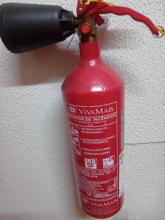 Conjunto de 2 extintores PARA DESOCUPAR (Pó ABC 6kg + CO2 2kg)