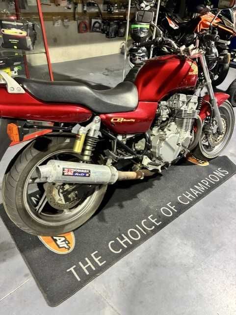Honda CB750 Seven Fifty (1992) – Clássica Nacional com poucos quilometros