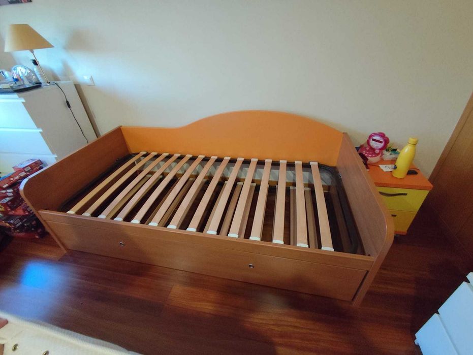 Mobiliário de quarto cor de laranja