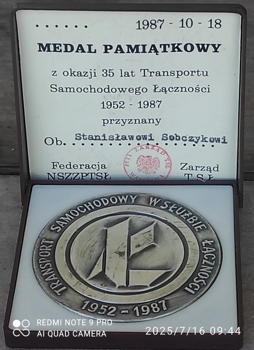 Medal i 3 odznaki. " Zasłużony Pracownik Łączności "