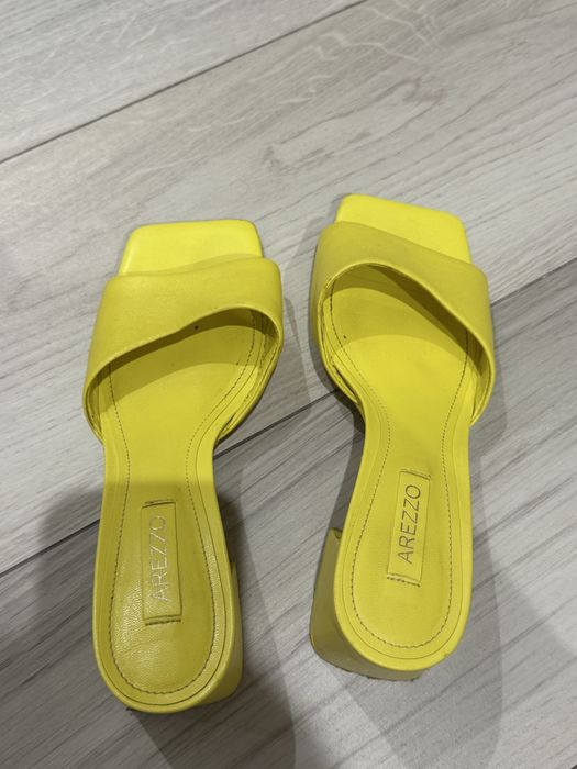 Жіночі шкіряні сандалі