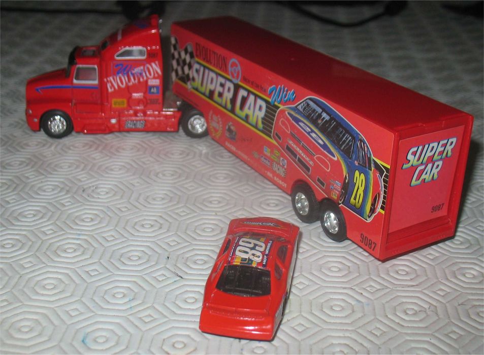Conjunto Camião Transportador NASCAR + Dodge Charger Stock Car (2010)