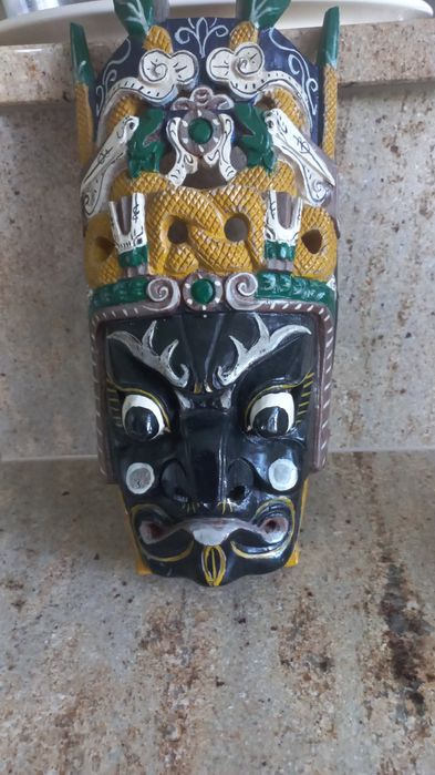 Maska wykonana z drewna