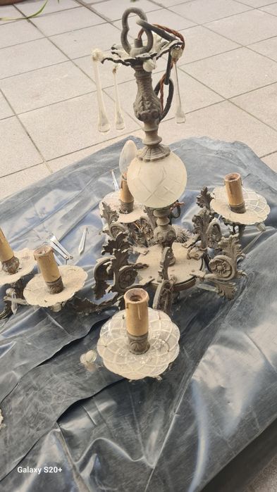 Candeeiro de tecto com 4 velas, vidrinhos e metal. Muito antigo.