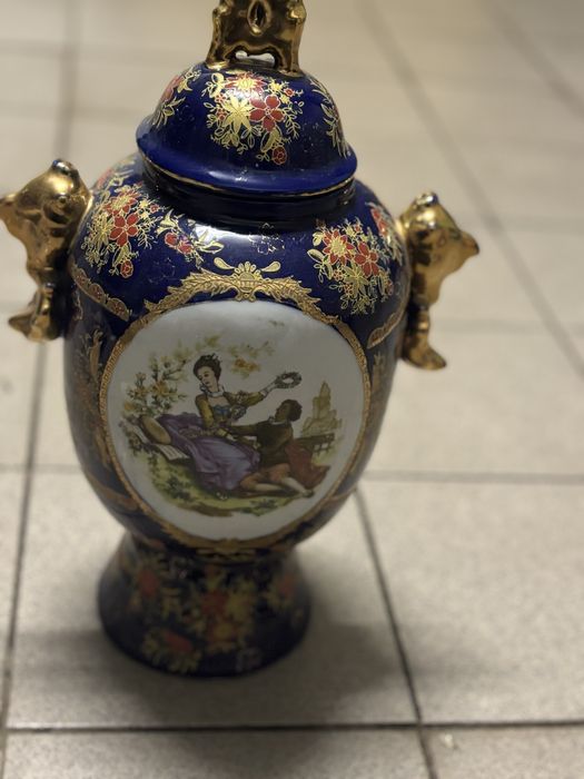 Pote com tampa em porcelana