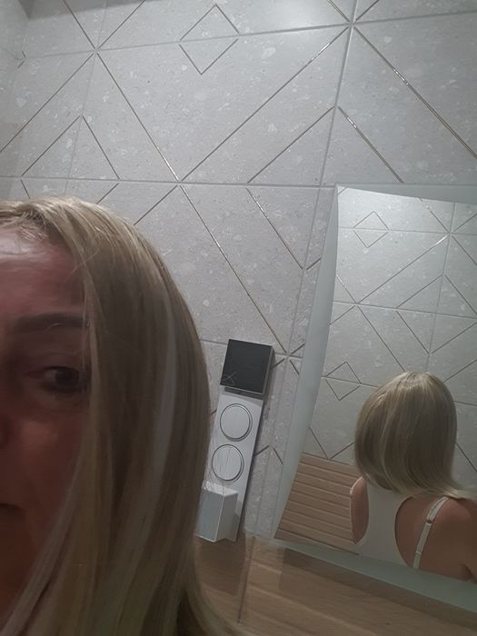 Nowa peruka blond z białymi pasmami