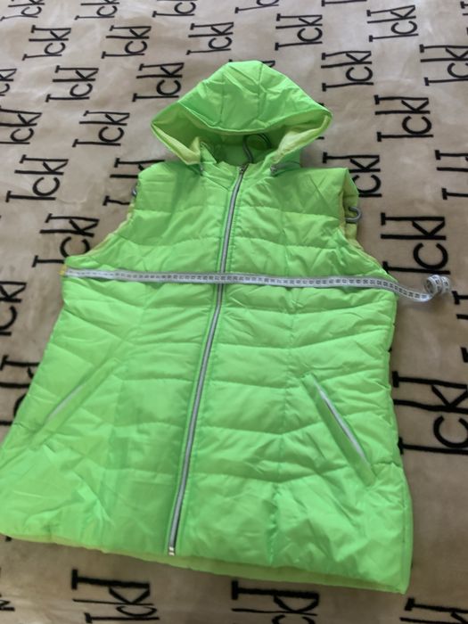 Желетка,яскрава,легенька.