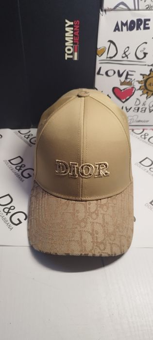Czapka z daszkiem Dior.