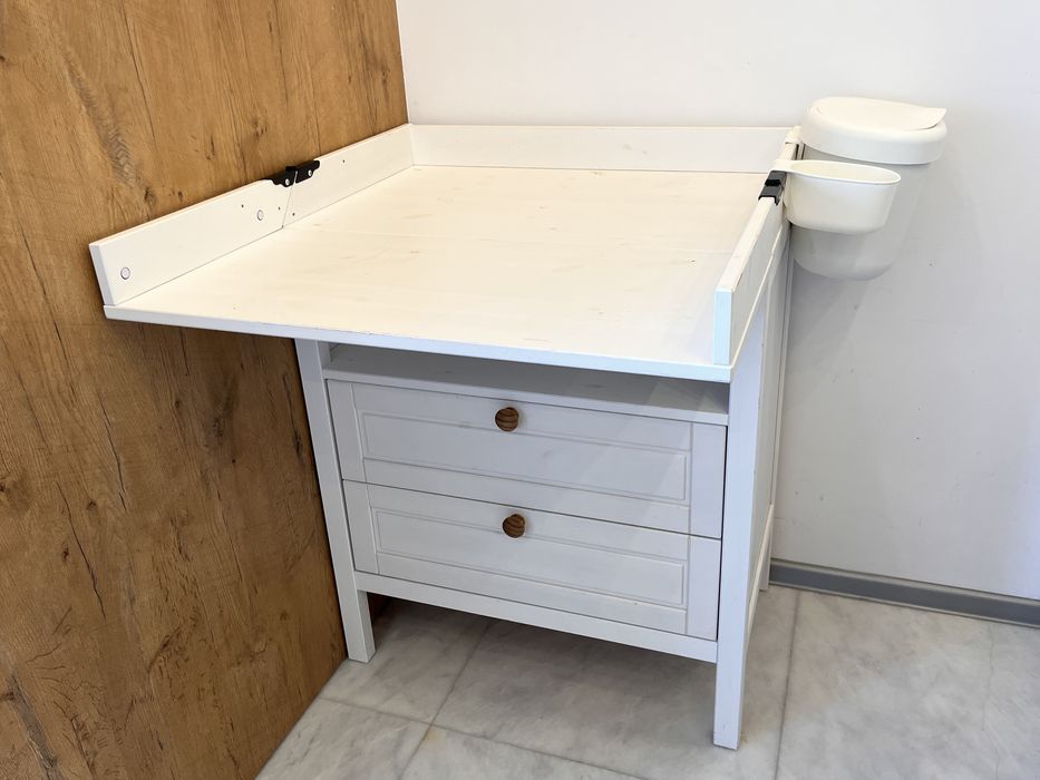 Biała komoda z przewijakiem Ikea Sundvik
