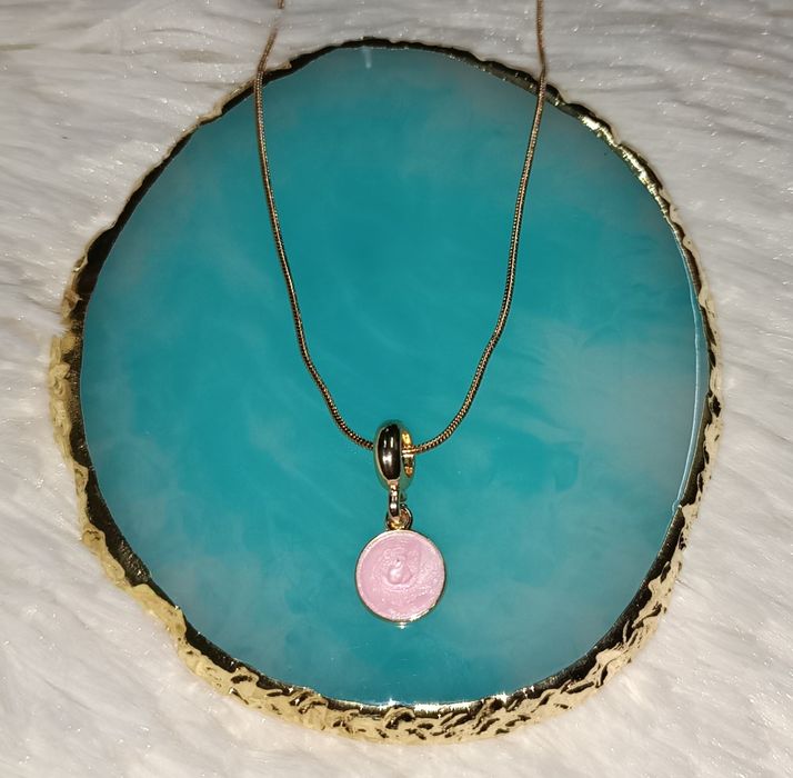 Colar com pendente rosa