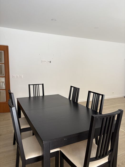Mesa Extensível Preto com 6 cadeiras