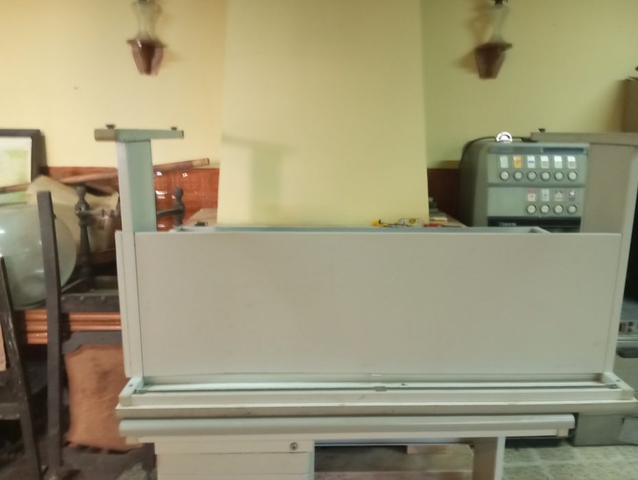 Vendo secretária em segunda mão