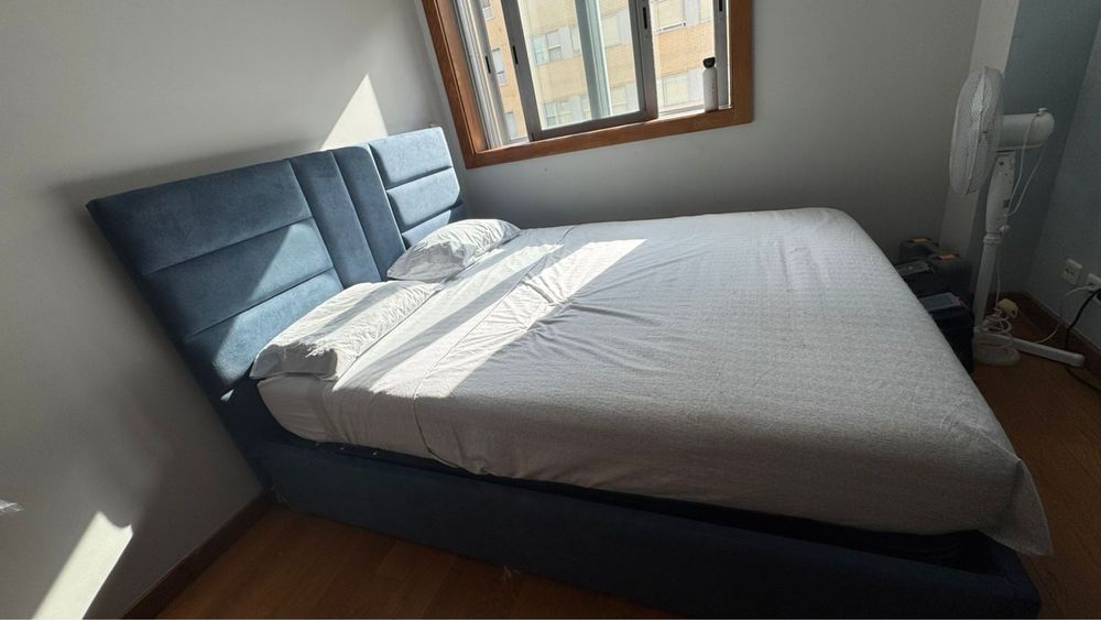 Cama de casal com baú