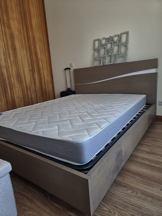 Cama de casal em carvalho cinza + duas mesas de cabeceira Cabeceiras - 400€