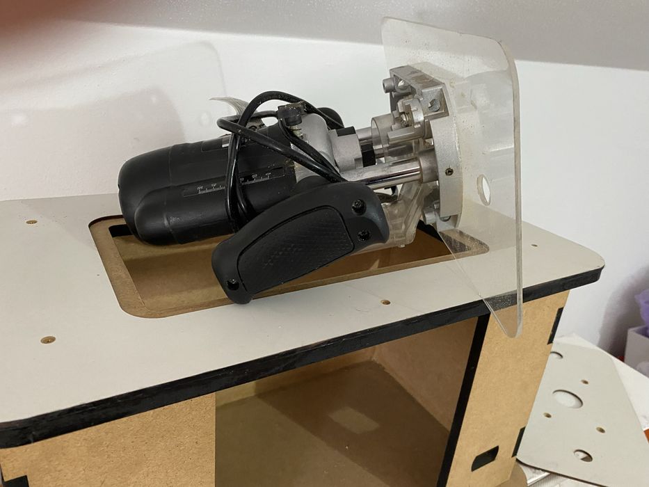 Tupia como nova com bancada de trabalho portátil