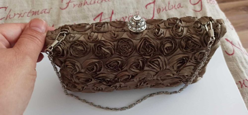 Mała kopertówka z łańcuszkiem