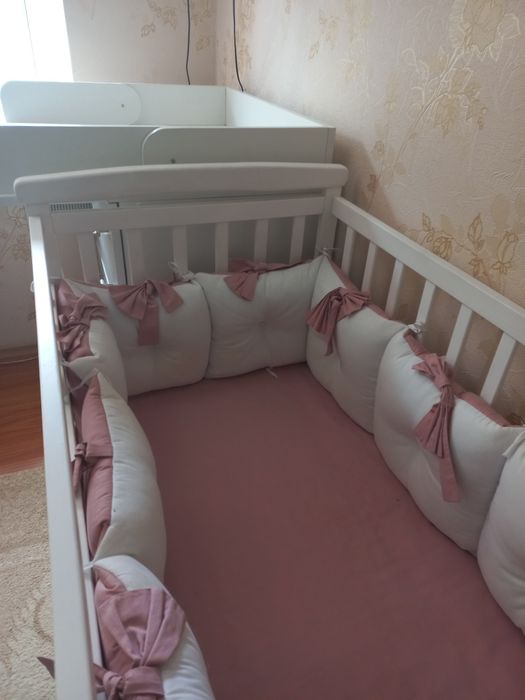 Бортики-защитка в дитяче ліжечко та постіль