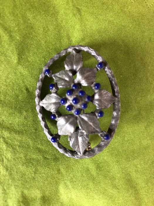 Broszka koloru starego srebra z niebiesko-fioletowymi kuleczkami