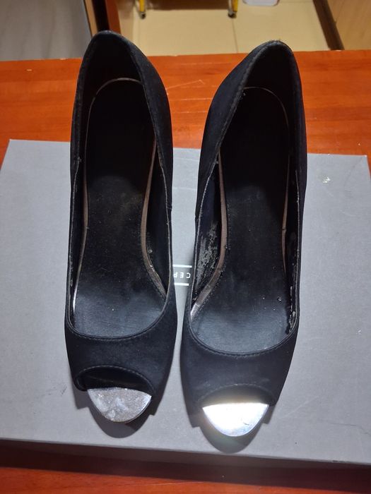 Sapatos pretos tamanho 37